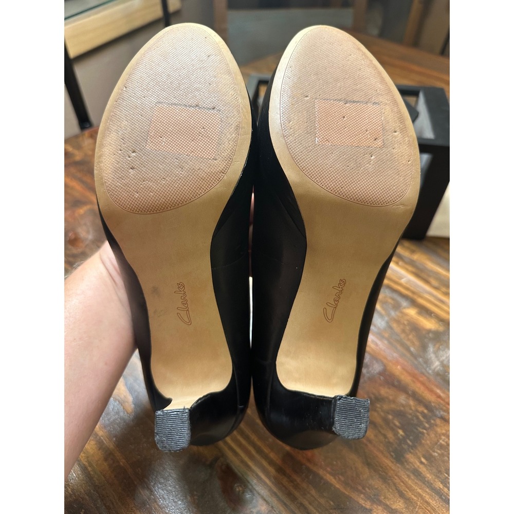 Clarks Artisan Women 9 Black Leather Platform Pumps Round Toe Heels 26101627 - Picture 10 of 11